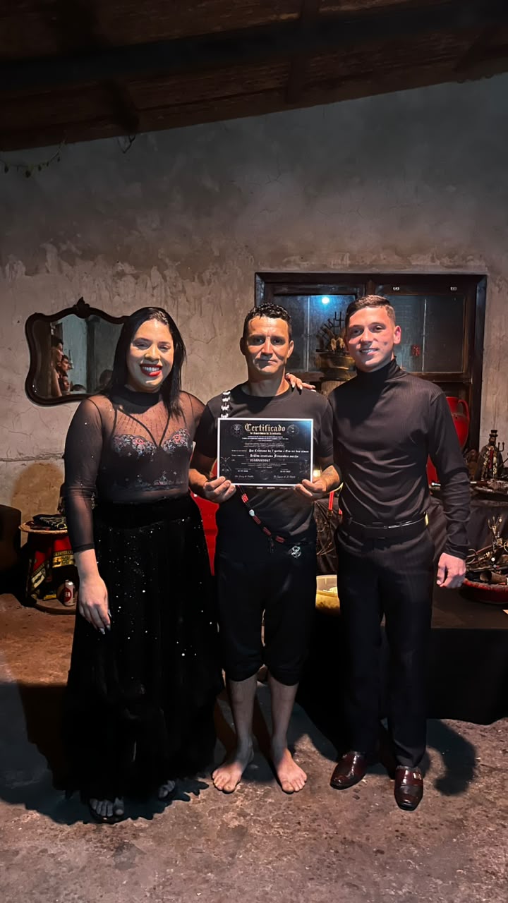 Mãe Danny entregando certificado a um filho da casa