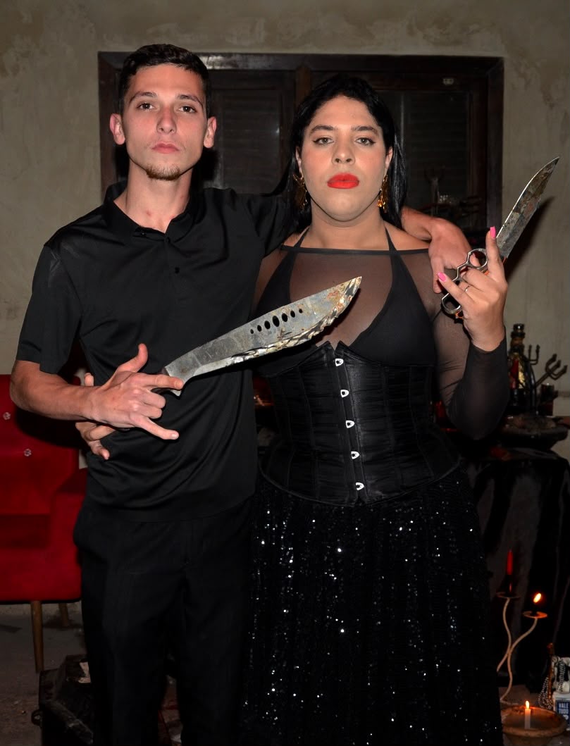 Mãe Danny da Padilha com as ferramentas ao lado de um filho de santo
