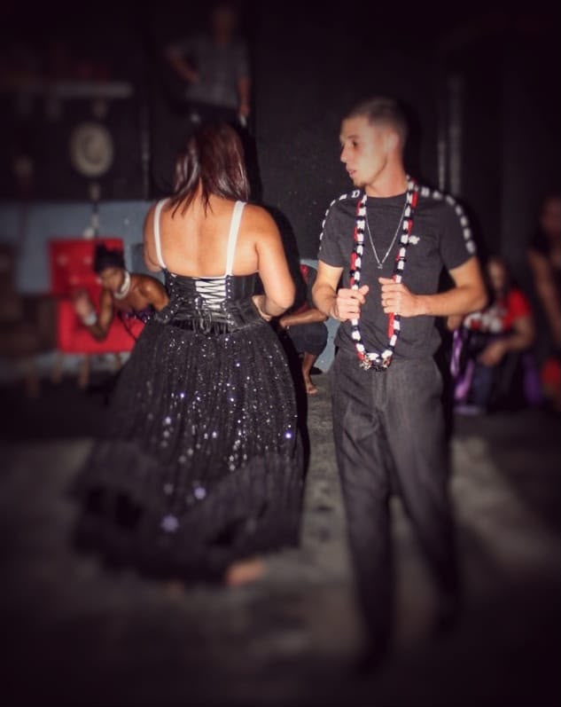 Bailado da gira no salão do templo